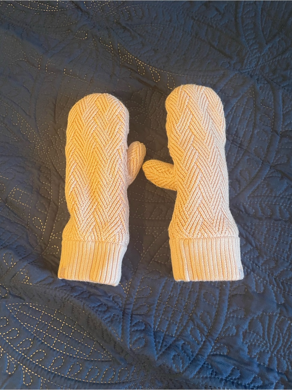 Lululemon mittens